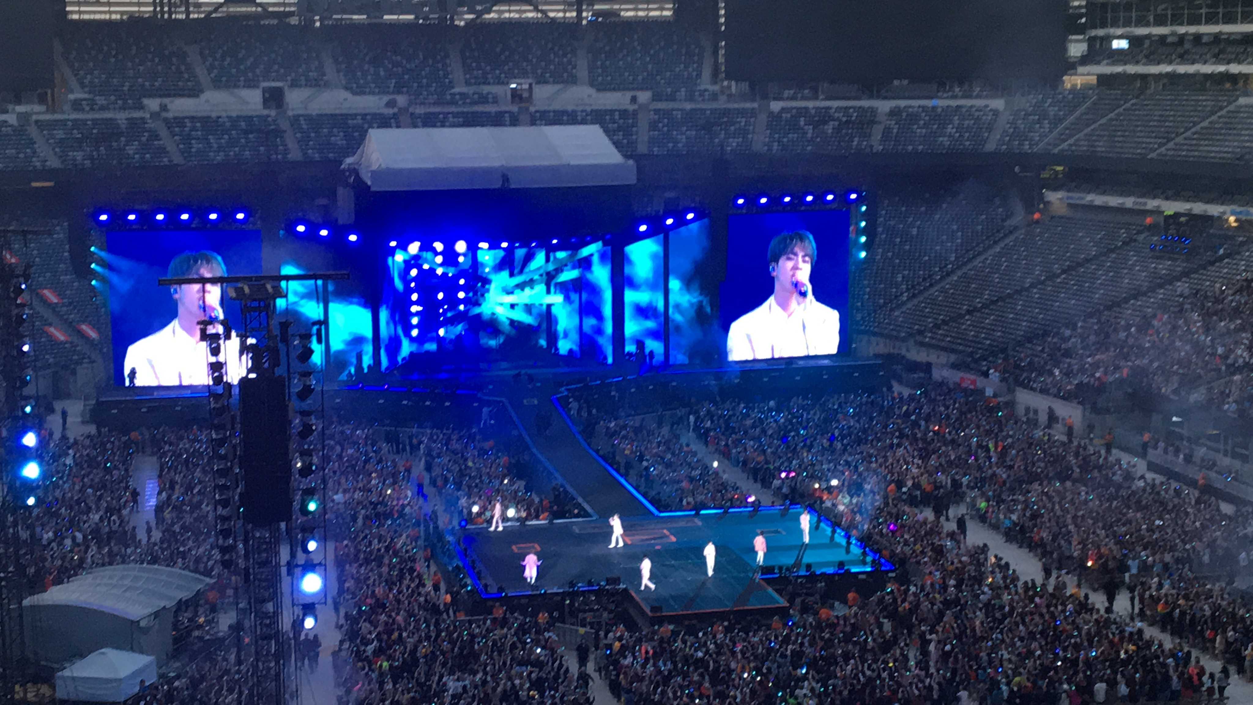 Последний концерт звезд. Стадион Софи БТС. Стадион Wembley BTS. Концертная БТС Арена. Стадион Софи Лос Анджелес БТС.